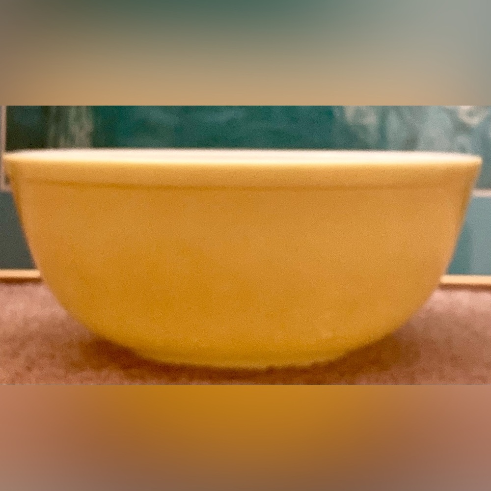 Vintage EUC Yellow Pyrex Mixing‎ Bowl #404-4 quart USA Made